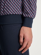 Le mannequin Homme porte le/la Pyjama à bords élastiques en 100% coton de couleur Bleu, Motif, de la série Relax Imprint de CALIDA, Détail