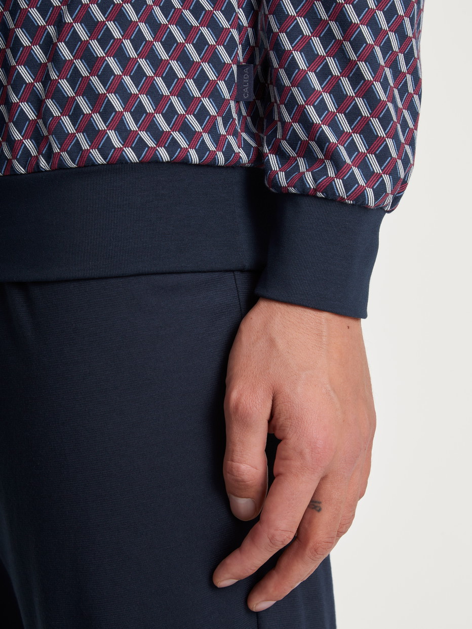 Herren-Model trägt Bündchen-Pyjama aus 100% Baumwolle in Blau, Motiv aus Serie Relax Imprint von CALIDA, Detail