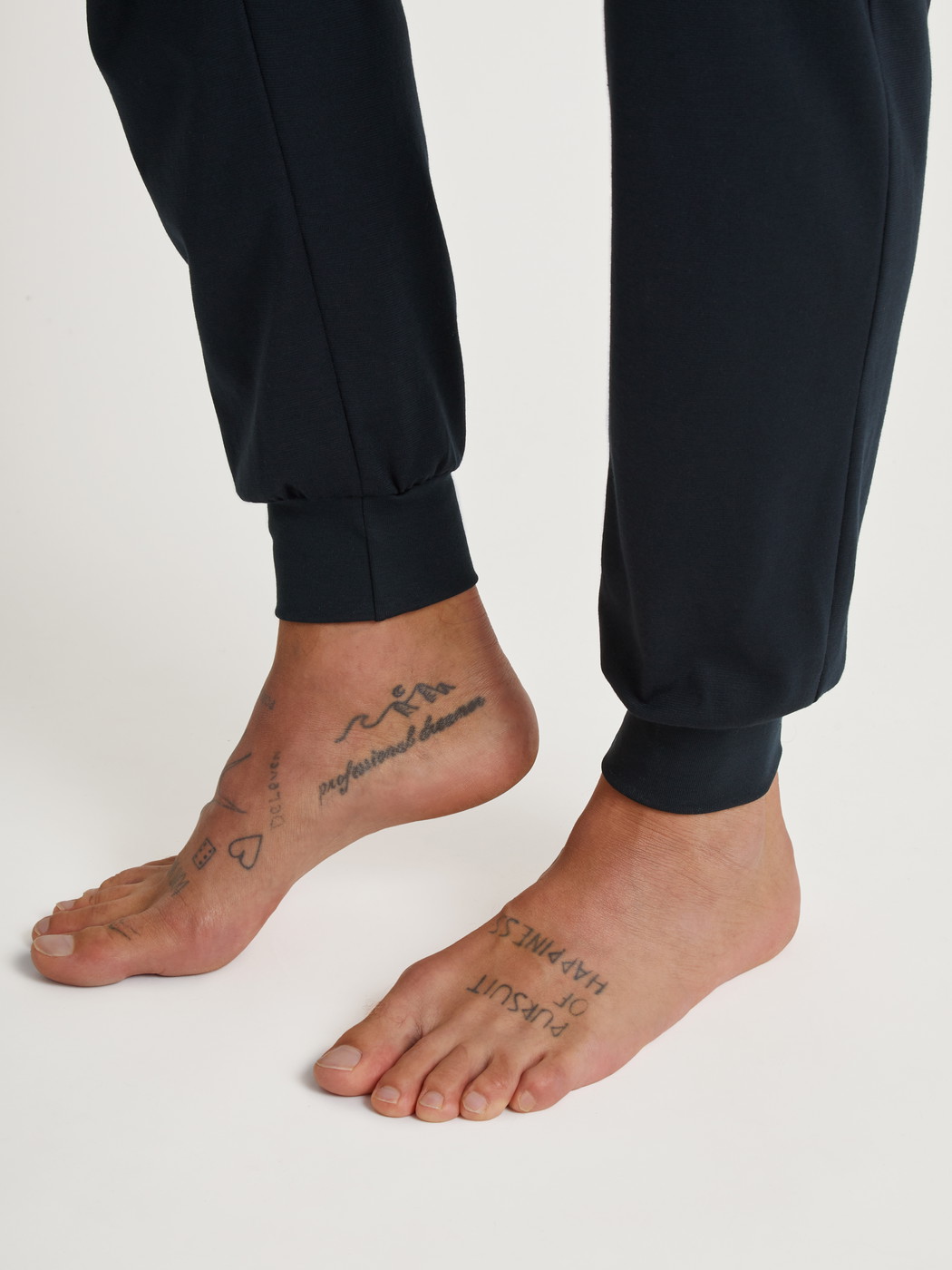 Le mannequin Homme porte le/la Pyjama à bords élastiques en 100% coton de couleur Bleu, Motif, de la série Relax Imprint de CALIDA