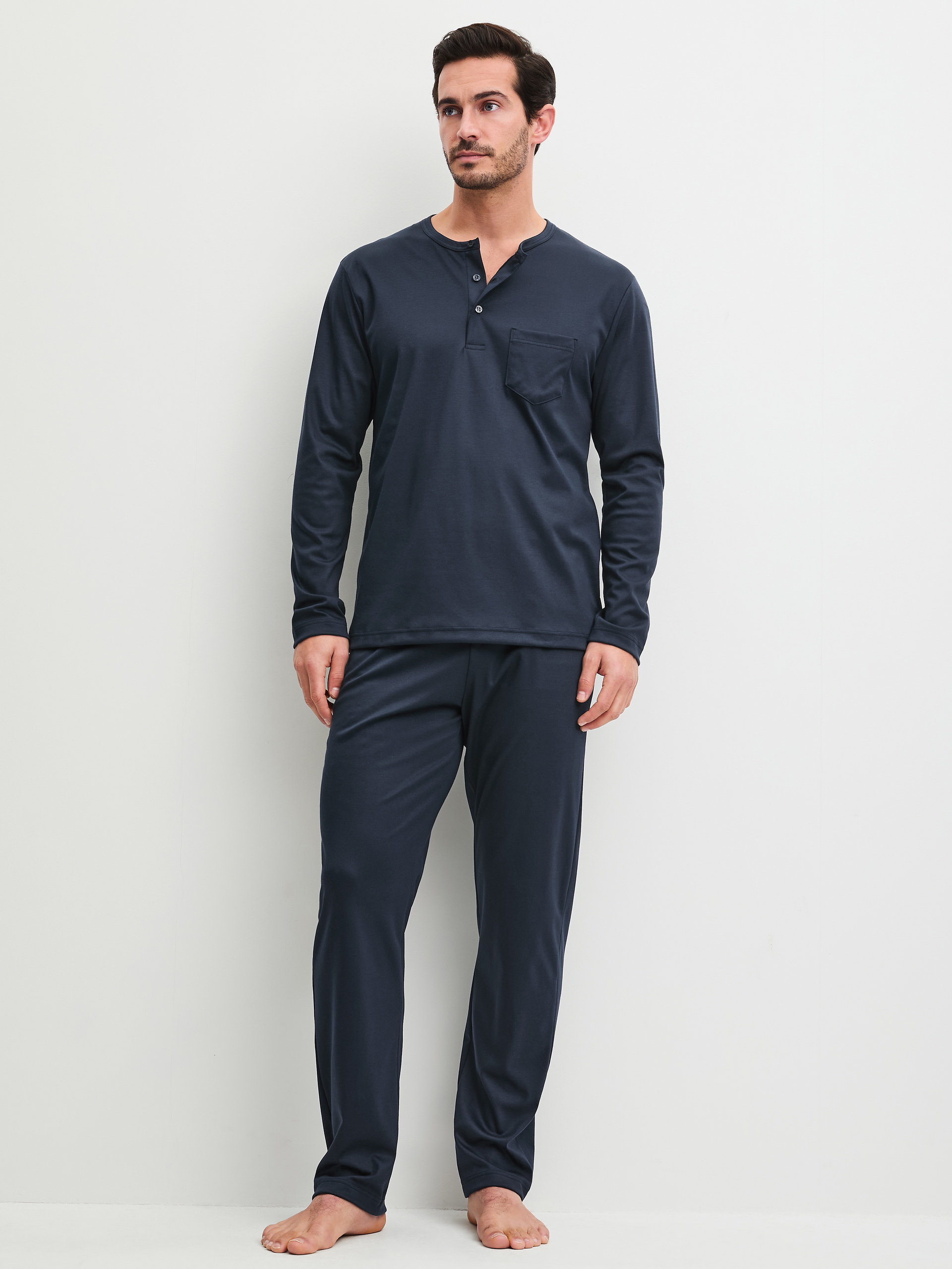 Herren-Model trägt Pyjama, lang aus 100% Baumwolle in Blau, Gemustert aus Serie EDITION 85 von CALIDA, Vorderansicht