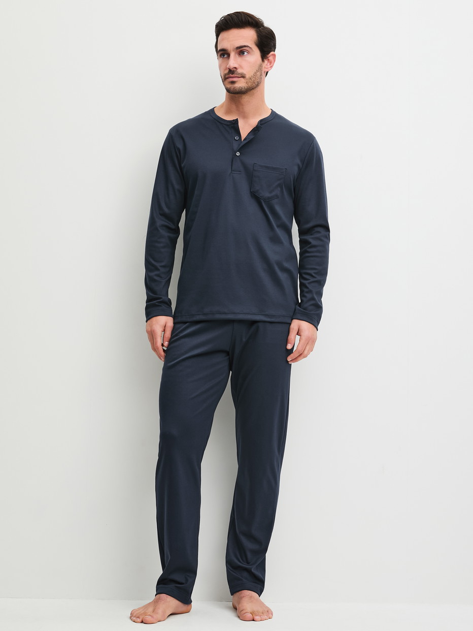 Herren-Model trägt Pyjama, lang aus 100% Baumwolle in Blau, Gemustert aus Serie EDITION 85 von CALIDA, Vorderansicht