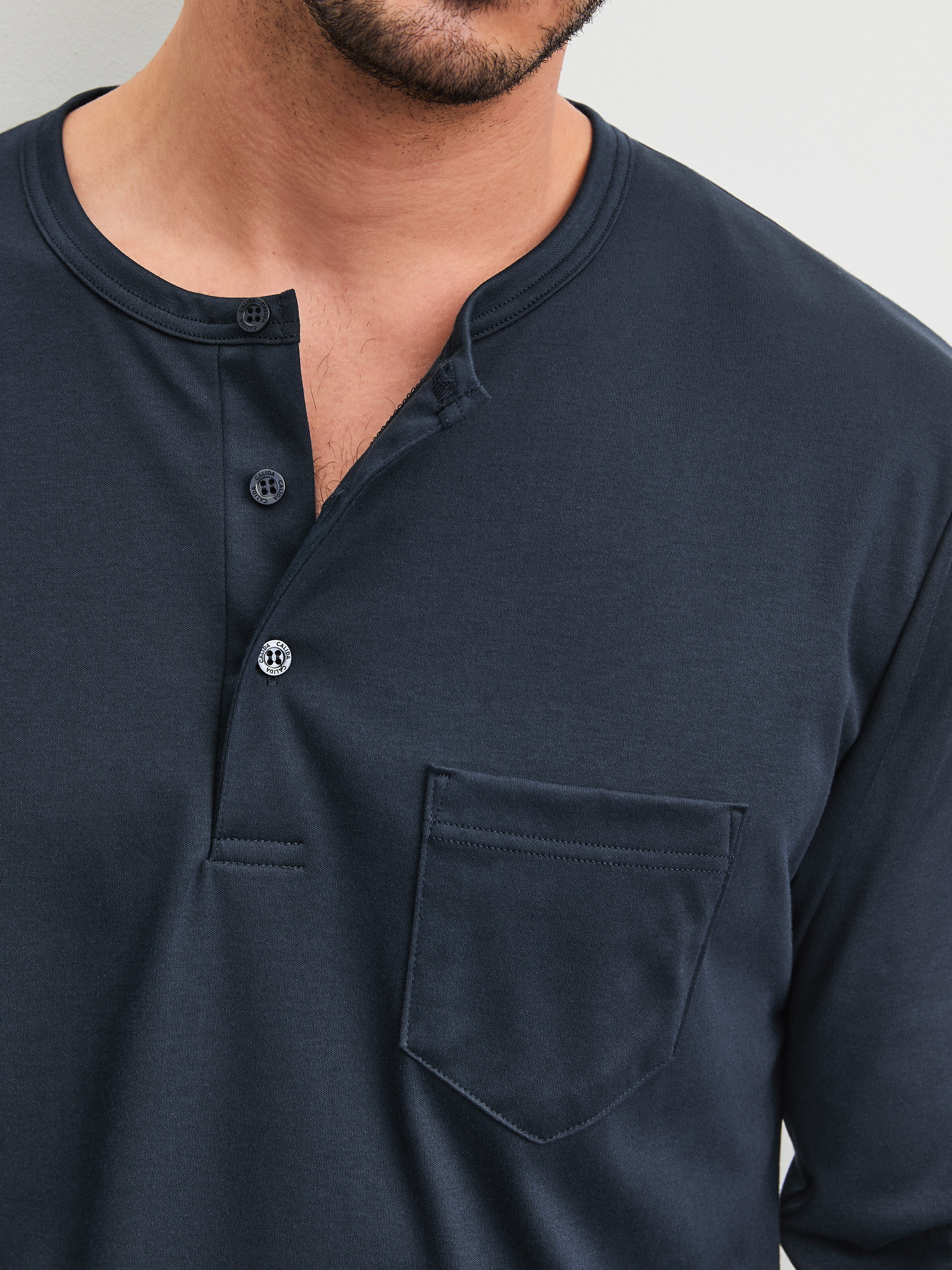 Herren-Model trägt Pyjama, lang aus 100% Baumwolle in Blau, Gemustert aus Serie EDITION 85 von CALIDA, Detail