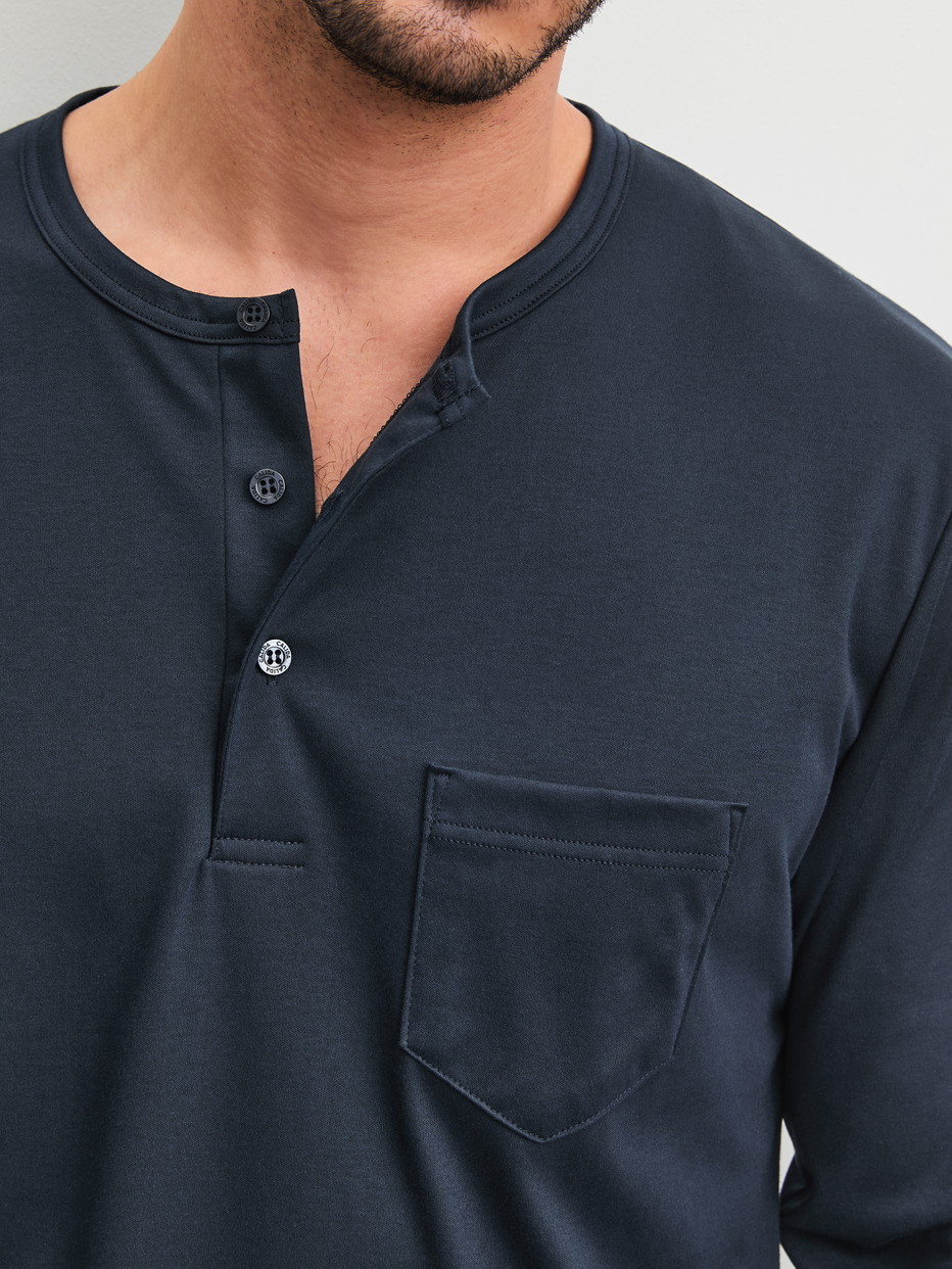 Herren-Model trägt Pyjama, lang aus 100% Baumwolle in Blau, Gemustert aus Serie EDITION 85 von CALIDA, Detail