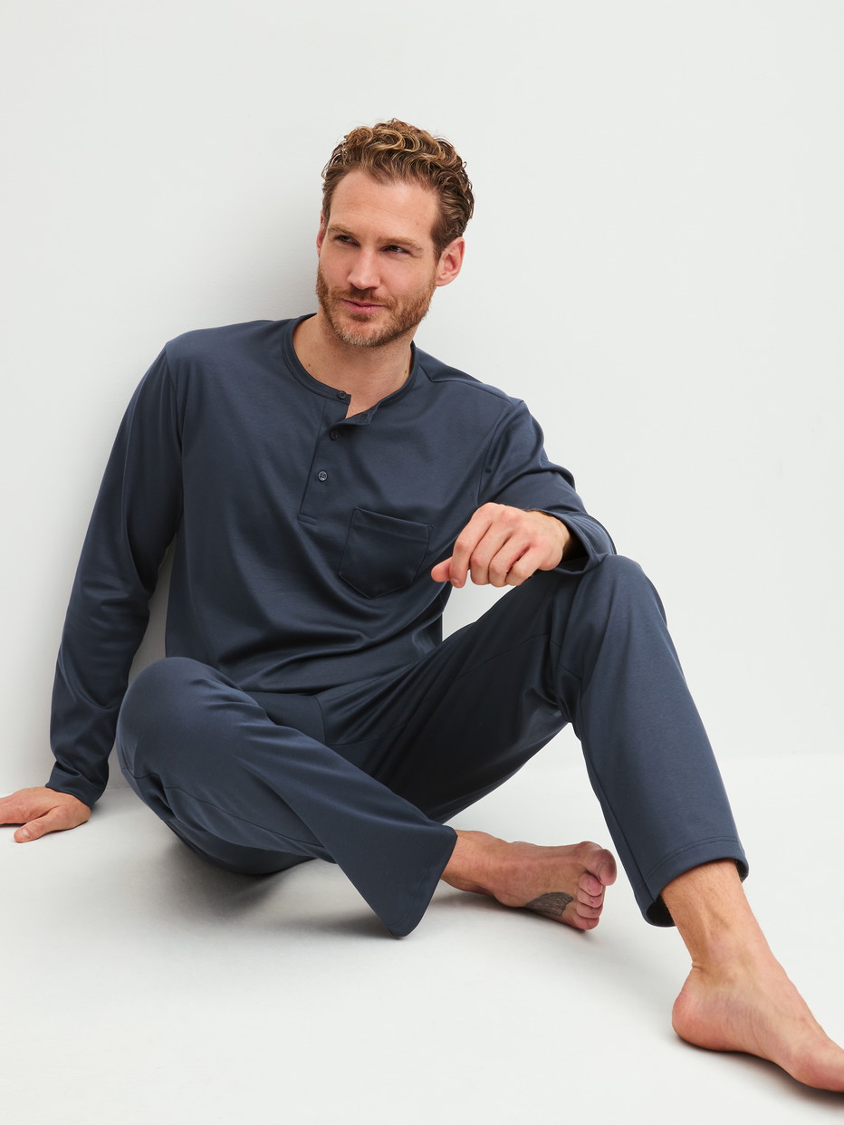 Herren-Model trägt Pyjama, lang aus 100% Baumwolle in Blau, Gemustert aus Serie EDITION 85 von CALIDA, Zusatzbild