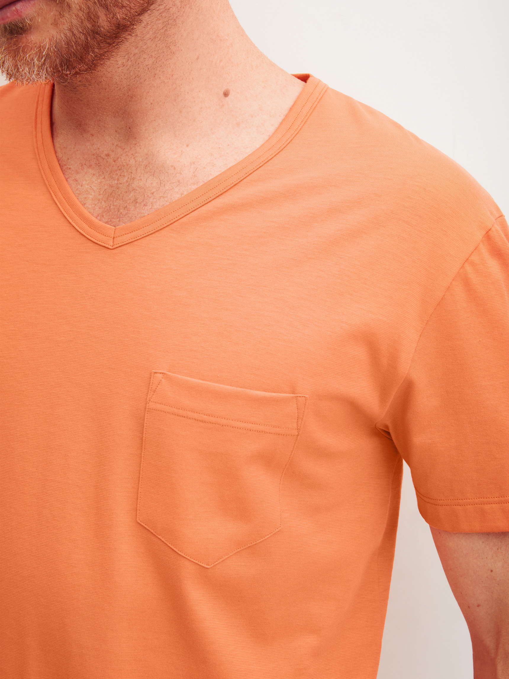 Herren-Model trägt Kurz-Pyjama aus 100% Baumwolle in Orange, Gemustert aus Serie Relax Imprint 4 von CALIDA, Detail