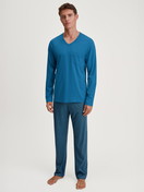 Le mannequin Homme porte le/la Pyjama, longue en 100% coton de couleur Bleu, À motifs, de la série Relax Imprint 2 de CALIDA, Vue de face