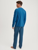 Le mannequin Homme porte le/la Pyjama, longue en 100% coton de couleur Bleu, À motifs, de la série Relax Imprint 2 de CALIDA, Vue arrière