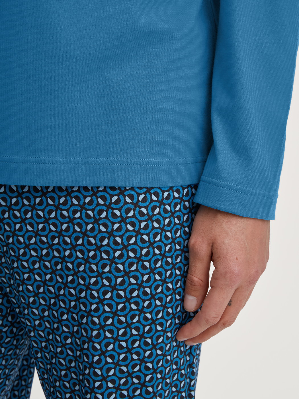 Le mannequin Homme porte le/la Pyjama, longue en 100% coton de couleur Bleu, À motifs, de la série Relax Imprint 2 de CALIDA, Détail