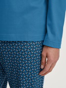 Le mannequin Homme porte le/la Pyjama, longue en 100% coton de couleur Bleu, À motifs, de la série Relax Imprint 2 de CALIDA, Détail