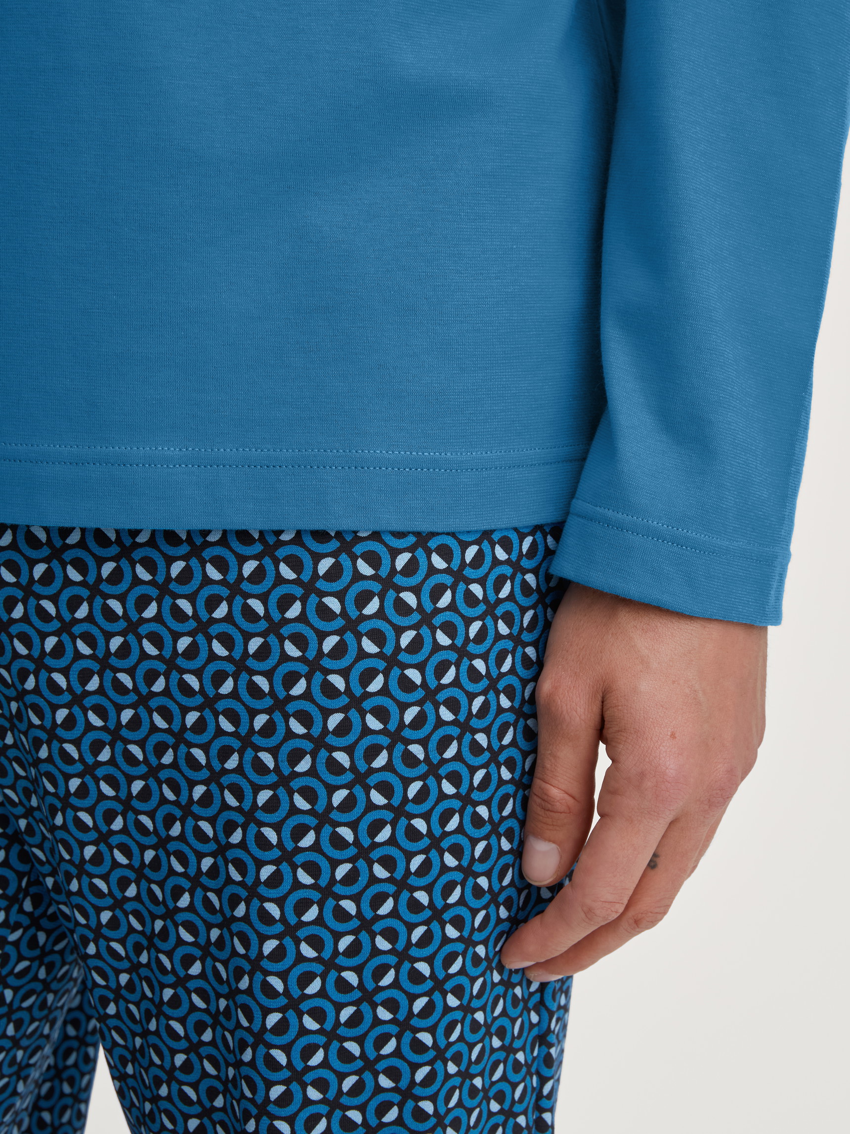 Le mannequin Homme porte le/la Pyjama, longue en 100% coton de couleur Bleu, À motifs, de la série Relax Imprint 2 de CALIDA, Détail