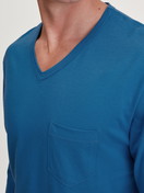 Le mannequin Homme porte le/la Pyjama, longue en 100% coton de couleur Bleu, À motifs, de la série Relax Imprint 2 de CALIDA, Détail