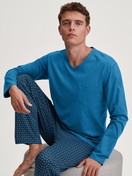 Le mannequin Homme porte le/la Pyjama, longue en 100% coton de couleur Bleu, À motifs, de la série Relax Imprint 2 de CALIDA, Image supplémentaire