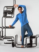 Le mannequin Homme porte le/la Pyjama, longue en 100% coton de couleur Bleu, À motifs, de la série Relax Imprint 2 de CALIDA, Image supplémentaire