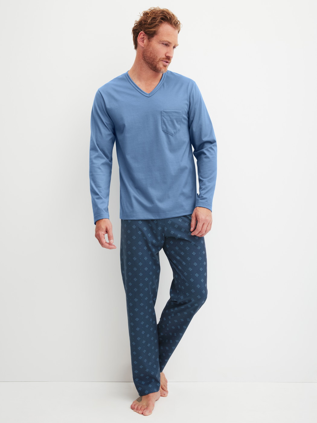 Le mannequin Homme porte le/la Pyjama, longue en 100% coton de couleur Bleu, À motifs, de la série Relax Imprint 2 de CALIDA, Vue de face