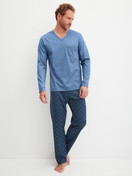 Le mannequin Homme porte le/la Pyjama, longue en 100% coton de couleur Bleu, À motifs, de la série Relax Imprint 2 de CALIDA, Vue de face