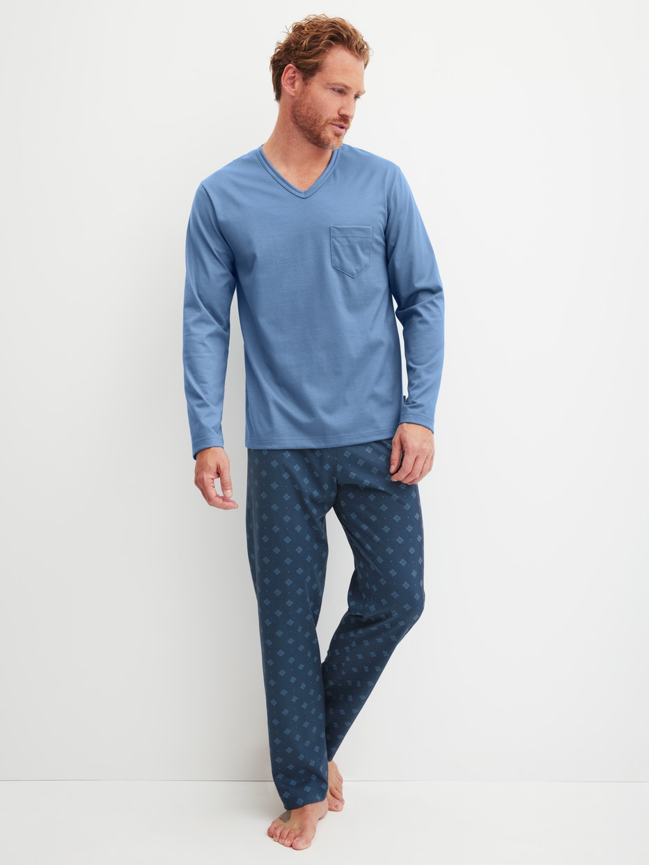 Herren-Model trägt Pyjama, lang aus 100% Baumwolle in Blau, Gemustert aus Serie Relax Imprint 2 von CALIDA, Vorderansicht