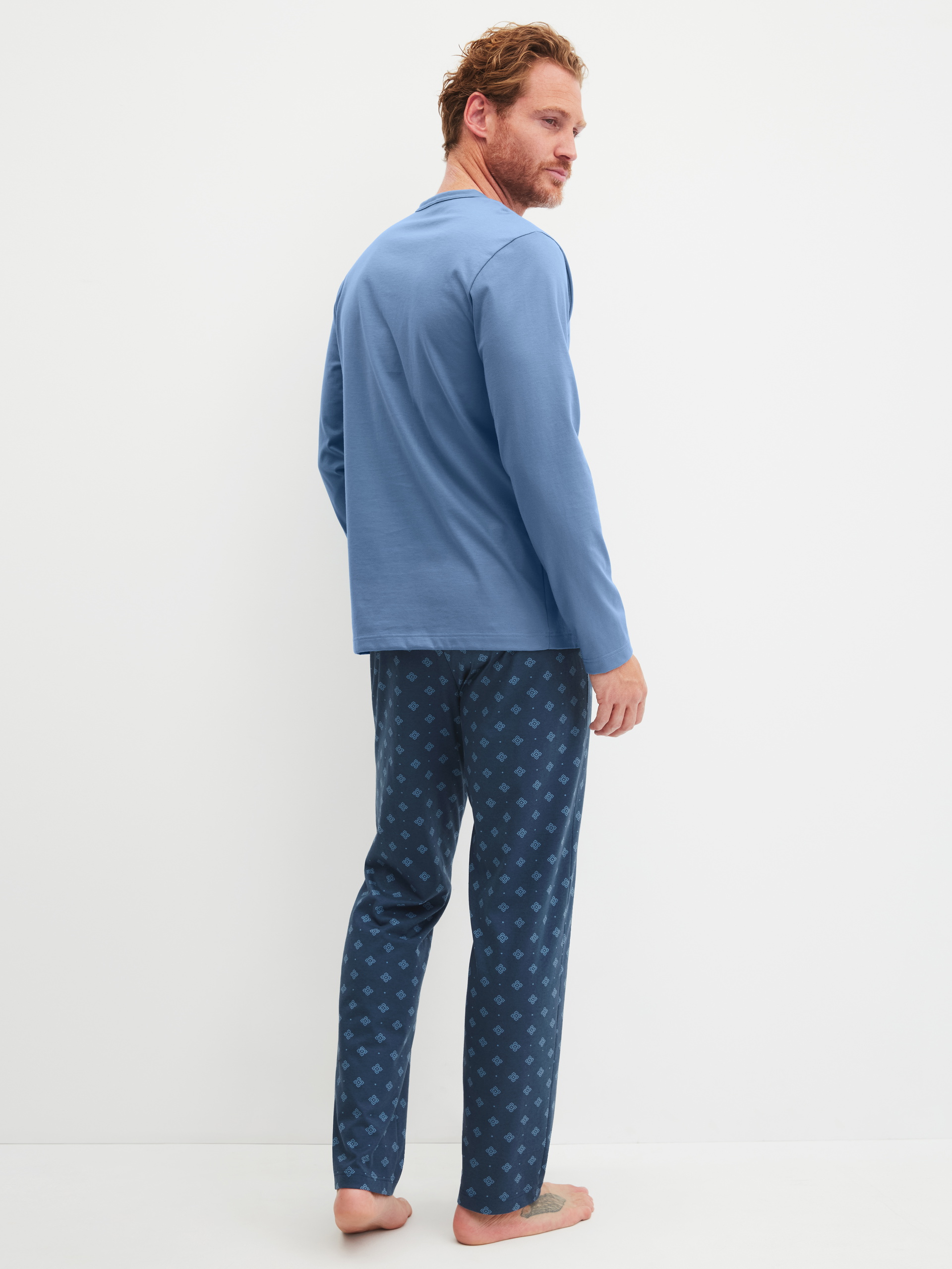 Herren-Model trägt Pyjama, lang aus 100% Baumwolle in Blau, Gemustert aus Serie Relax Imprint 2 von CALIDA, Rückansicht