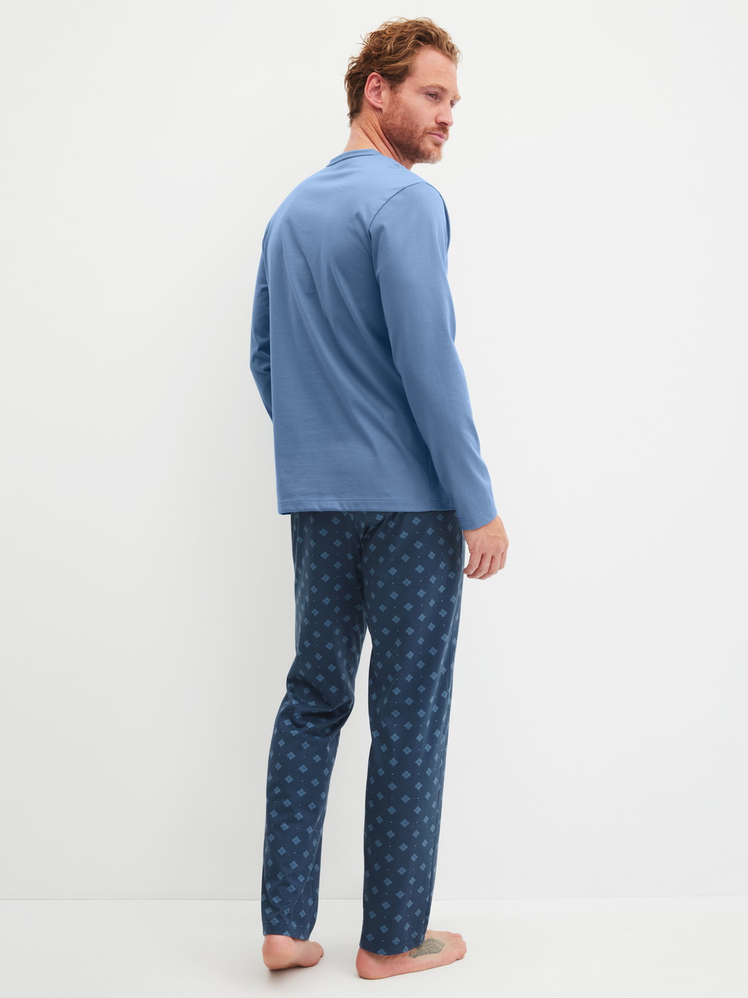 Le mannequin Homme porte le/la Pyjama, longue en 100% coton de couleur Bleu, À motifs, de la série Relax Imprint 2 de CALIDA, Vue arrière