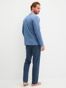 Le mannequin Homme porte le/la Pyjama, longue en 100% coton de couleur Bleu, À motifs, de la série Relax Imprint 2 de CALIDA, Vue arrière