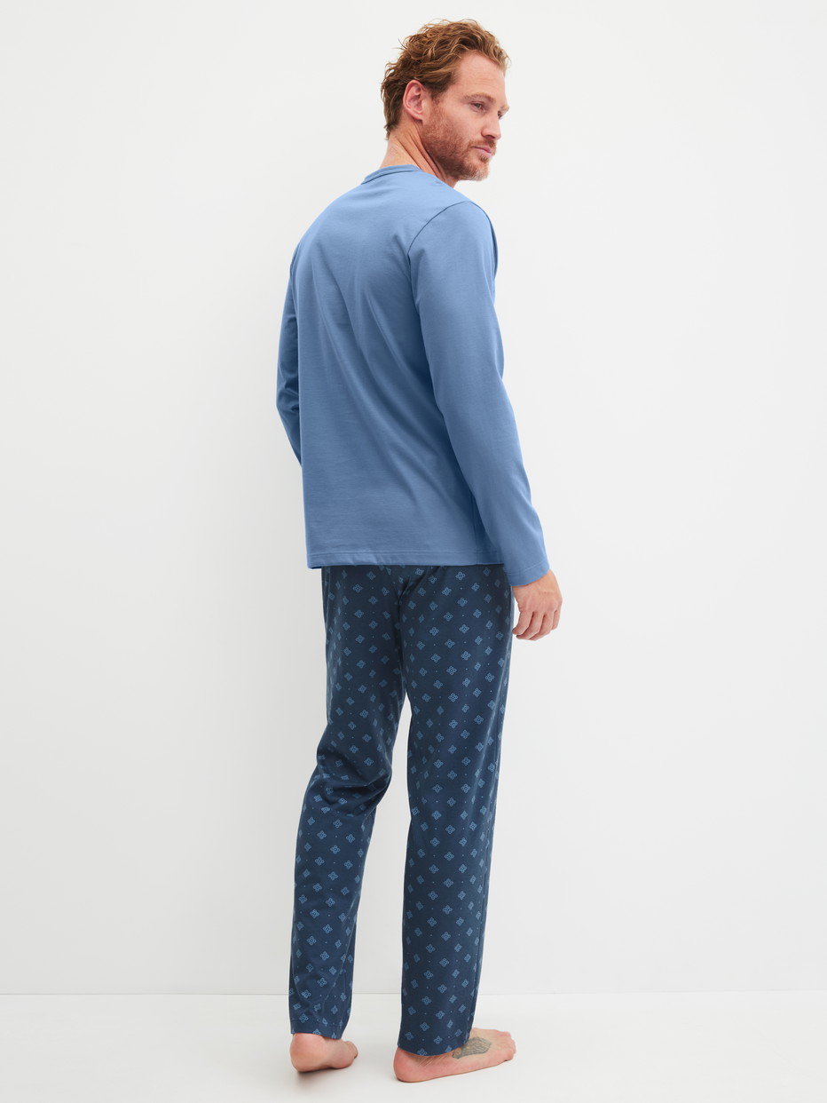 Herren-Model trägt Pyjama, lang aus 100% Baumwolle in Blau, Gemustert aus Serie Relax Imprint 2 von CALIDA, Rückansicht