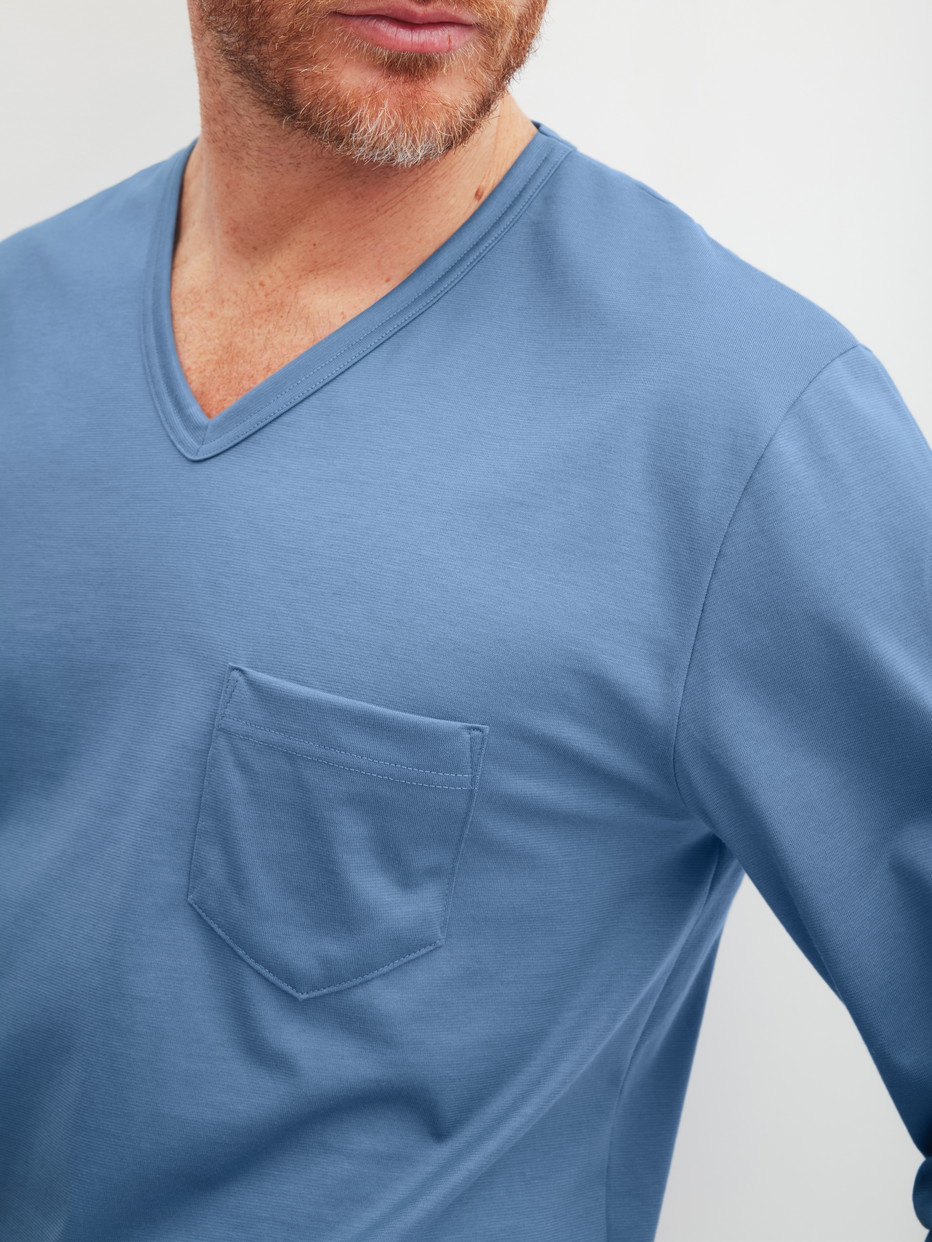 Herren-Model trägt Pyjama, lang aus 100% Baumwolle in Blau, Gemustert aus Serie Relax Imprint 2 von CALIDA, Detail