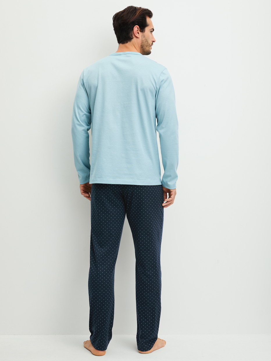 Herren-Model trägt Pyjama, lang aus 100% Baumwolle in Blau, Gemustert aus Serie Relax Imprint 3 von CALIDA, Rückansicht