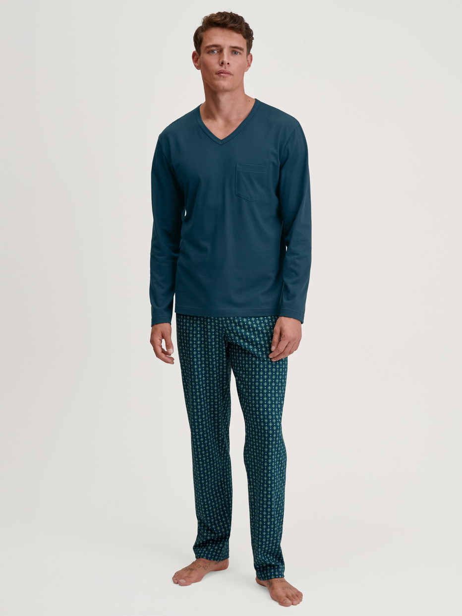 Herren-Model trägt Pyjama, lang aus 100% Baumwolle in Türkis, Gemustert aus Serie Relax Imprint 3 von CALIDA, Vorderansicht