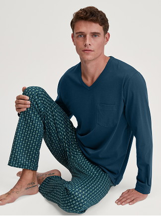 La modella / Il modello Uomo indossa Pigiami, lunghi in 100% cotone di colore Turchese, Modello, della serie Relax Imprint 3 di CALIDA, Vista frontale