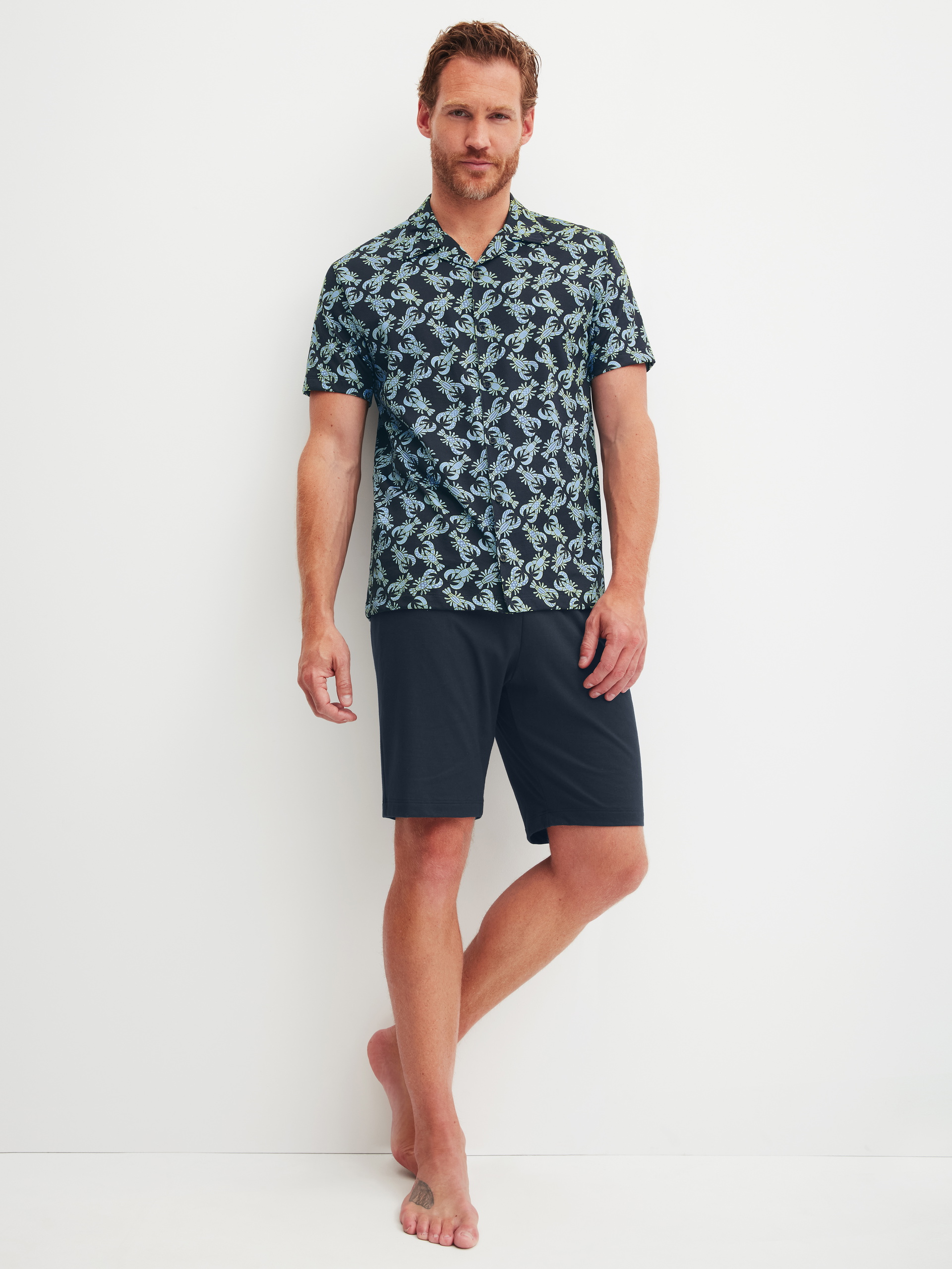 Herren-Model trägt Kurz-Pyjama aus 100% Baumwolle in Blau, Gemustert aus Serie Relax Imprint 2 von CALIDA, Vorderansicht