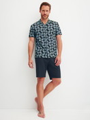 Herren-Model trägt Kurz-Pyjama aus 100% Baumwolle in Blau, Gemustert aus Serie Relax Imprint 2 von CALIDA, Vorderansicht