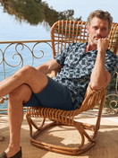 Herren-Model trägt Kurz-Pyjama aus 100% Baumwolle in Blau, Gemustert aus Serie Relax Imprint 2 von CALIDA, Vorderansicht