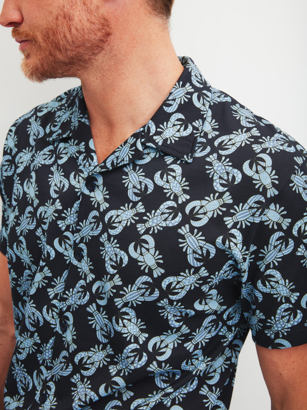 Herren-Model trägt Kurz-Pyjama aus 100% Baumwolle in Blau, Gemustert aus Serie Relax Imprint 2 von CALIDA, Detail
