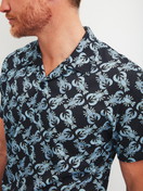 Herren-Model trägt Kurz-Pyjama aus 100% Baumwolle in Blau, Gemustert aus Serie Relax Imprint 2 von CALIDA, Detail
