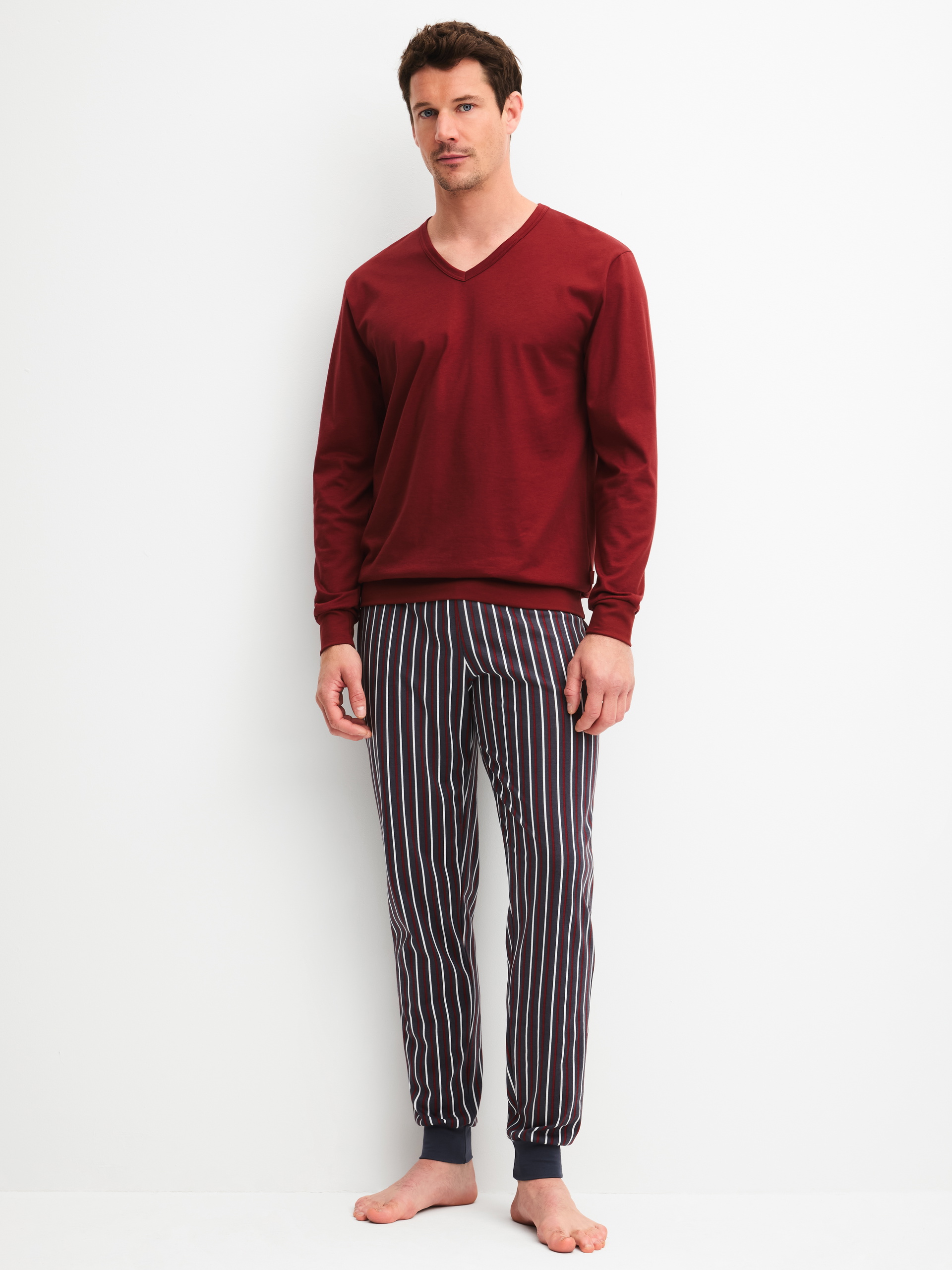 Herren-Model trägt Bündchen-Pyjama aus 100% Baumwolle in Rot, Gestreift aus Serie Cotton Special von CALIDA, Vorderansicht