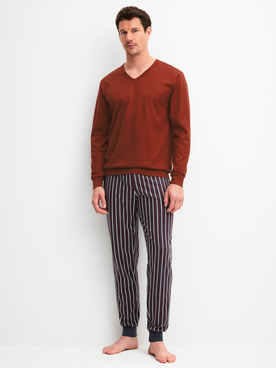 Herren-Model trägt Bündchen-Pyjama aus 100% Baumwolle in Rot, Gestreift aus Serie Cotton Special von CALIDA, Vorderansicht
