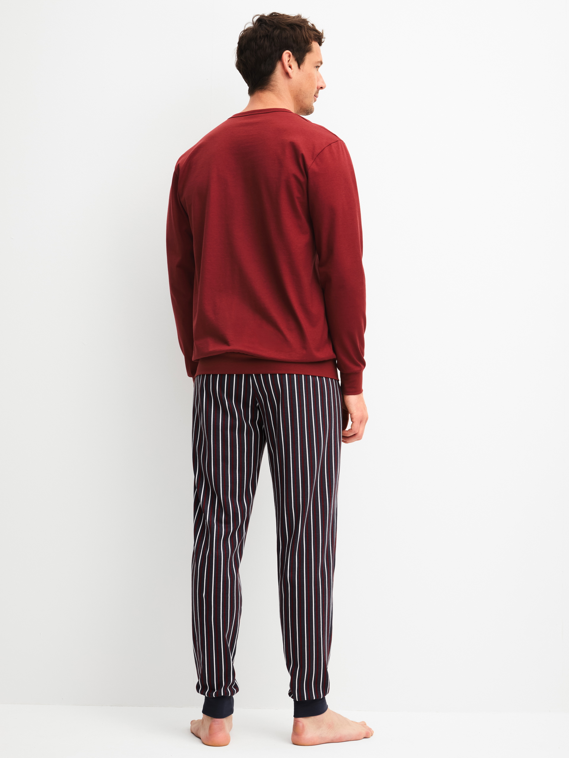 Herren-Model trägt Bündchen-Pyjama aus 100% Baumwolle in Rot, Gestreift aus Serie Cotton Special von CALIDA, Rückansicht