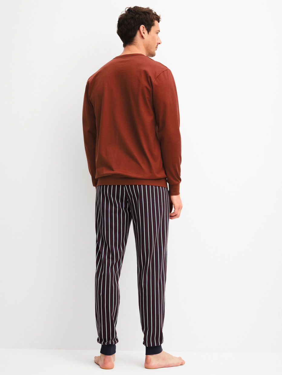 Herren-Model trägt Bündchen-Pyjama aus 100% Baumwolle in Rot, Gestreift aus Serie Cotton Special von CALIDA, Rückansicht