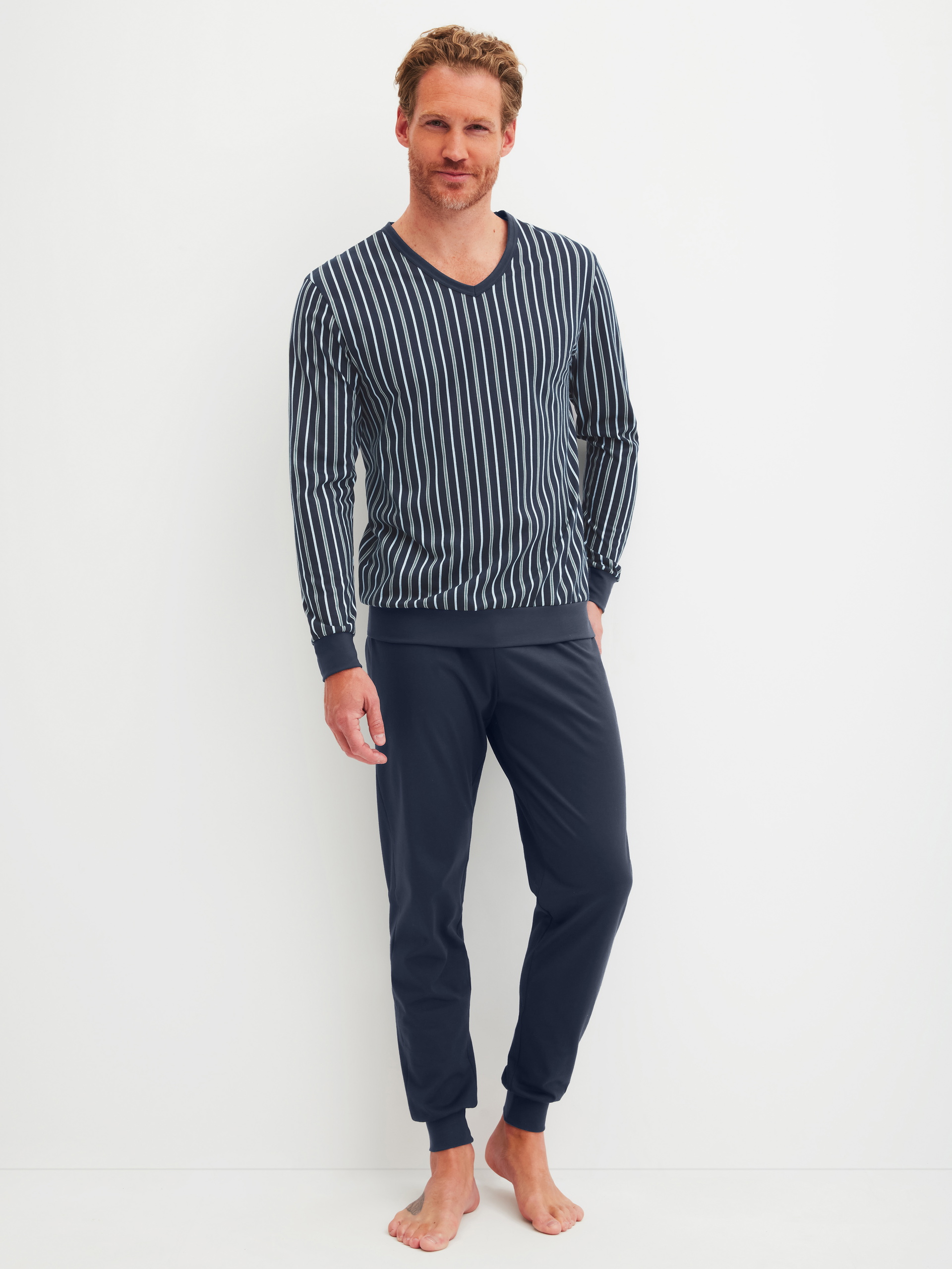 Herren-Model trägt Bündchen-Pyjama aus 100% Baumwolle in Blau, Gemustert aus Serie Cotton Special von CALIDA, Vorderansicht
