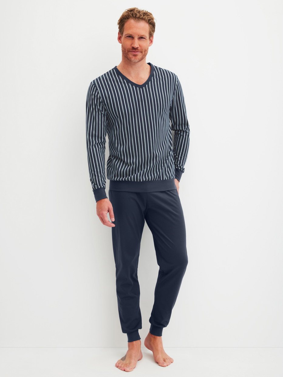 Herren-Model trägt Bündchen-Pyjama aus 100% Baumwolle in Blau, Gemustert aus Serie Cotton Special von CALIDA, Vorderansicht