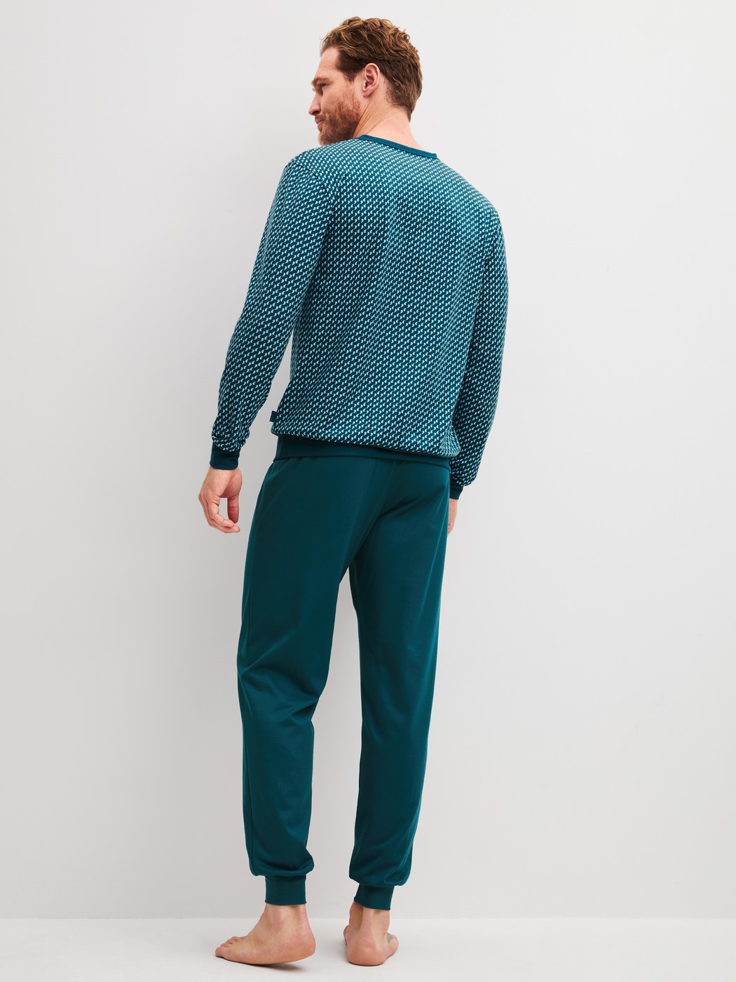 La modella / Il modello Uomo indossa Pigiama con polsini in 100% cotone di colore Blu, Modello, della serie Cotton Special di CALIDA, Vista posteriore