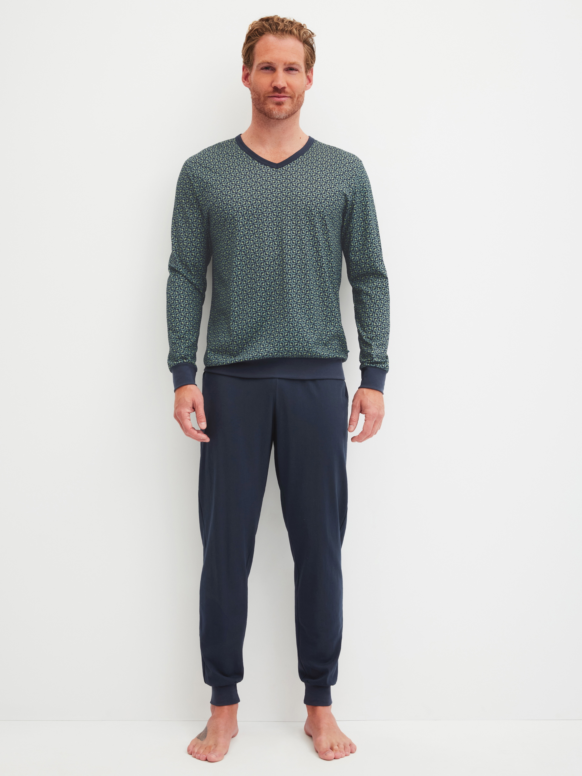Herren-Model trägt Bündchen-Pyjama aus 100% Baumwolle in Grün, Gemustert aus Serie Cotton Special von CALIDA, Vorderansicht