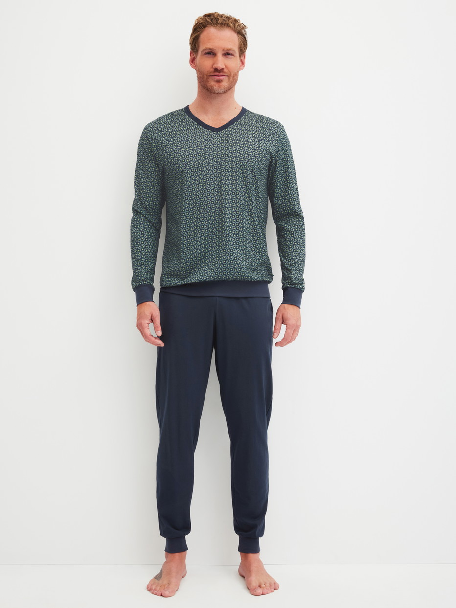 Herren-Model trägt Bündchen-Pyjama aus 100% Baumwolle in Grün, Gemustert aus Serie Cotton Special von CALIDA, Vorderansicht