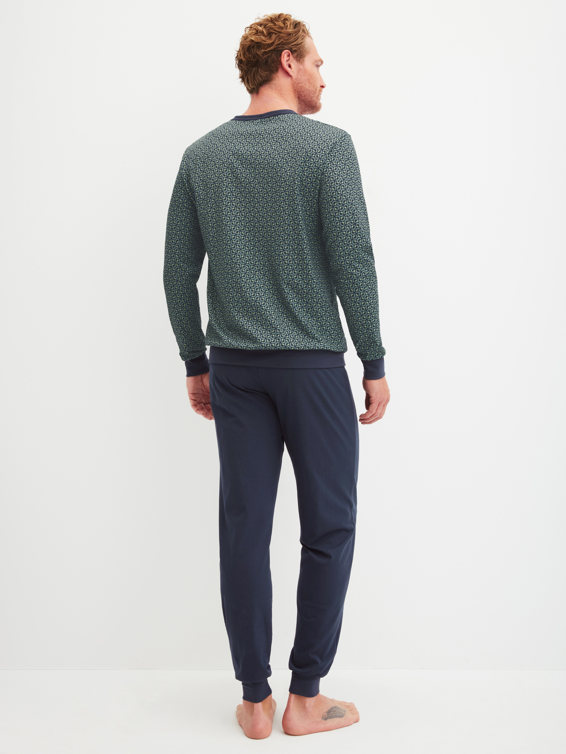 Herren-Model trägt Bündchen-Pyjama aus 100% Baumwolle in Grün, Gemustert aus Serie Cotton Special von CALIDA, Rückansicht