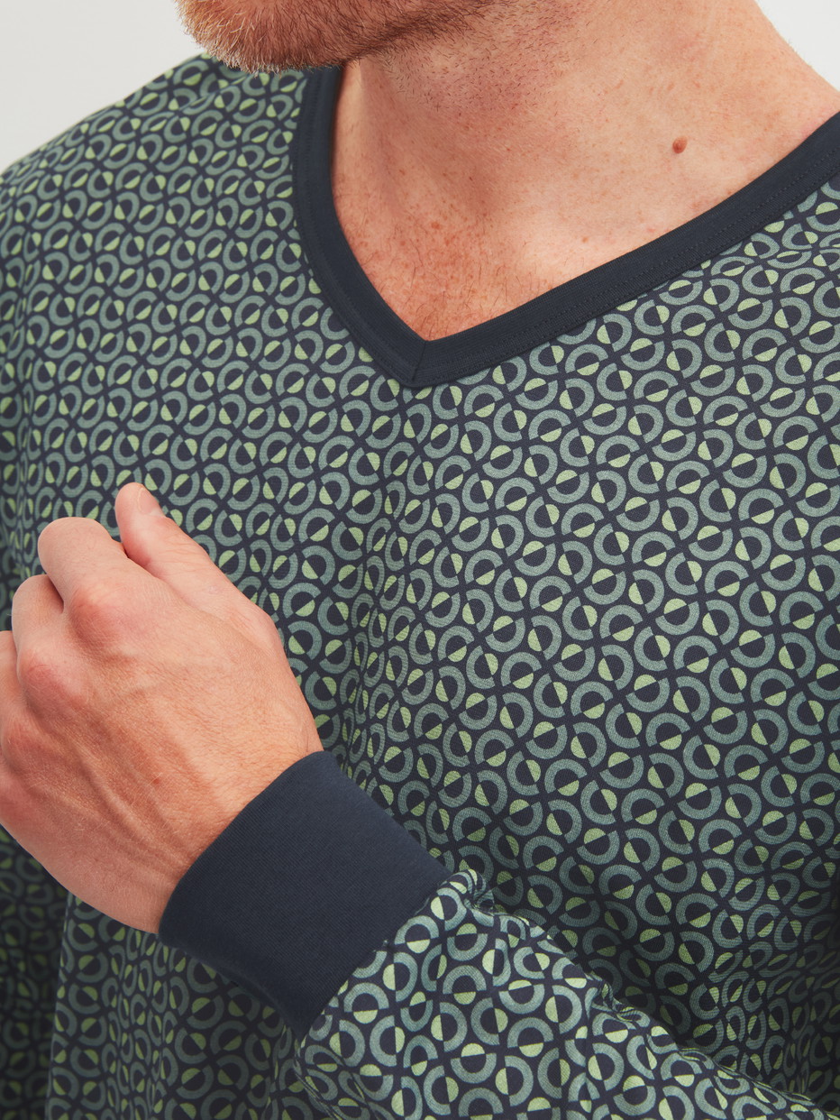 Herren-Model trägt Bündchen-Pyjama aus 100% Baumwolle in Grün, Gemustert aus Serie Cotton Special von CALIDA, Detail