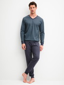 Herren-Model trägt Bündchen-Pyjama aus 100% Baumwolle in Schwarz, Gemustert aus Serie Cotton Special von CALIDA, Vorderansicht