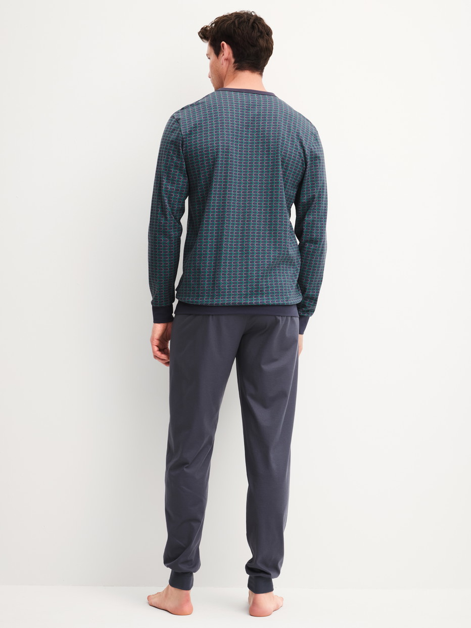 Herren-Model trägt Bündchen-Pyjama aus 100% Baumwolle in Schwarz, Gemustert aus Serie Cotton Special von CALIDA, Rückansicht
