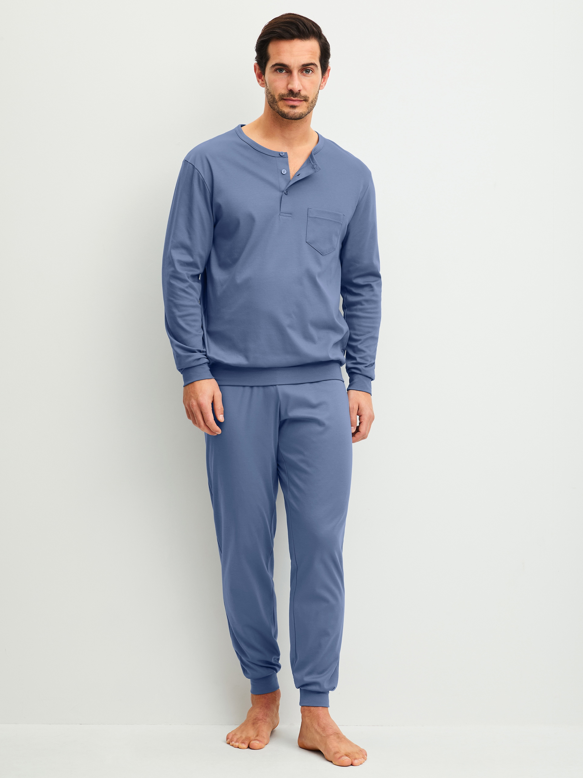 Herren-Model trägt Bündchen-Pyjama aus 100% Baumwolle in Blau, Einfarbig aus Serie Relax Choice 1 von CALIDA, Vorderansicht