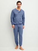 La modella / Il modello Uomo indossa Pigiama con polsini in 100% cotone di colore Blu, Tinta unita, della serie Relax Choice 1 di CALIDA, Vista frontale