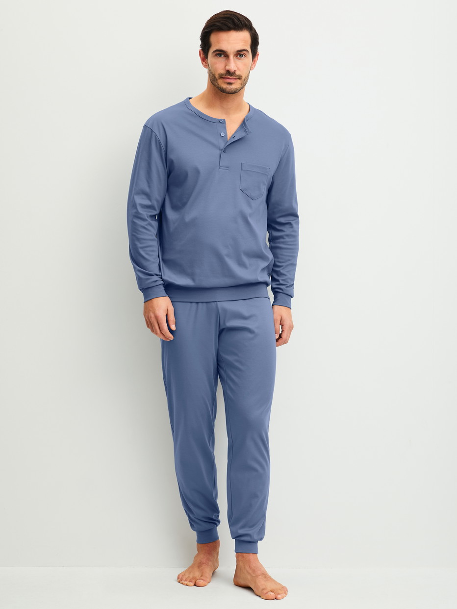Herren-Model trägt Bündchen-Pyjama aus 100% Baumwolle in Blau, Einfarbig aus Serie Relax Choice 1 von CALIDA, Vorderansicht