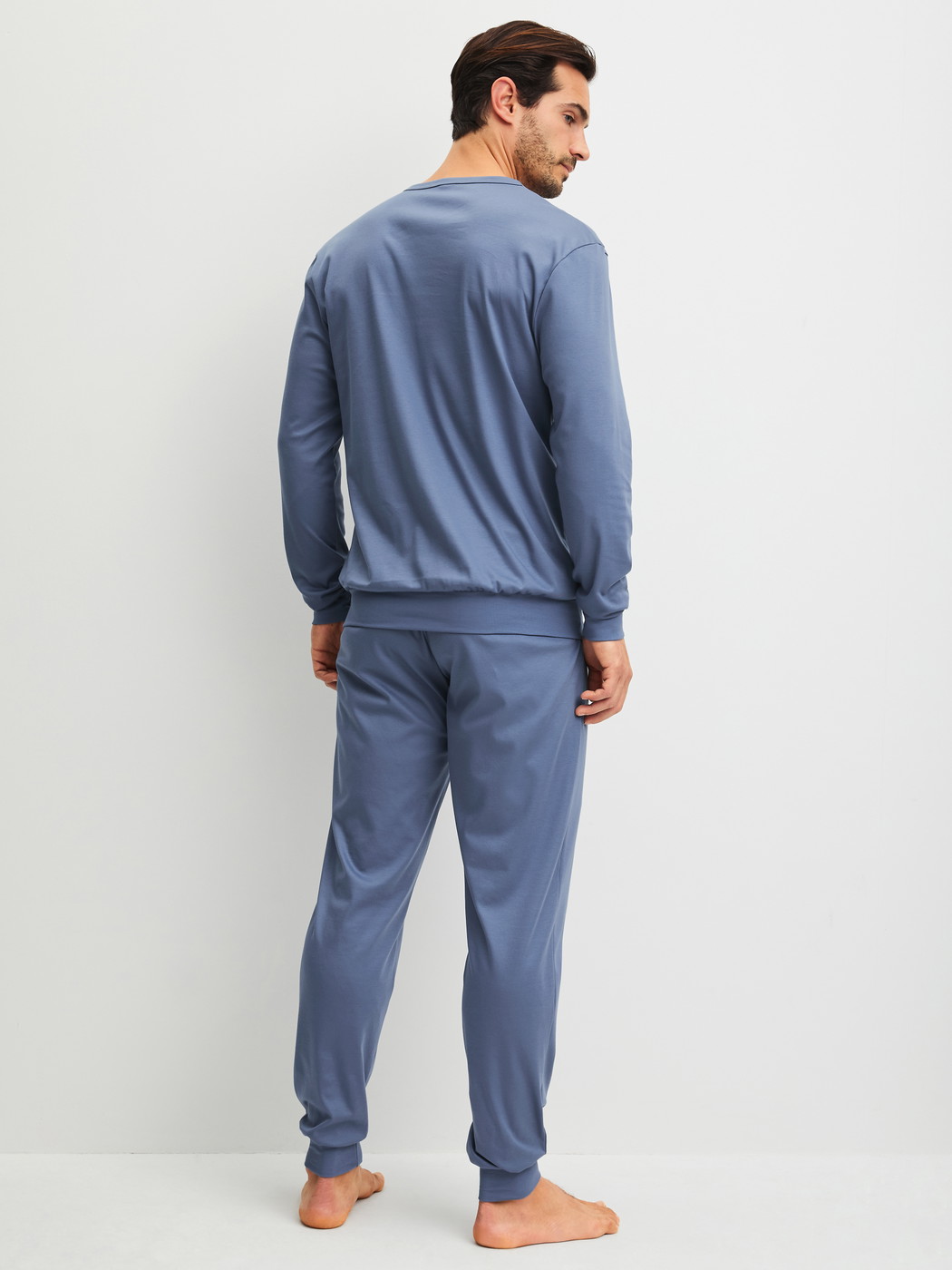 La modella / Il modello Uomo indossa Pigiama con polsini in 100% cotone di colore Blu, Tinta unita, della serie Relax Choice 1 di CALIDA, Vista posteriore